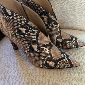 VINCE CAMUTO SNAKE SKIN PRINT BOOTIES-7.5